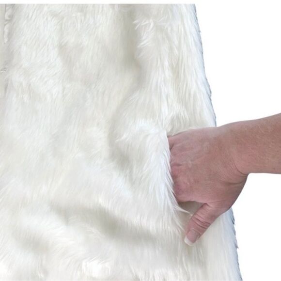 Romeo & Juliet Couture White Faux Fur Lined Hook and Eye Closure Vest Size Small - Picture 8 of 11